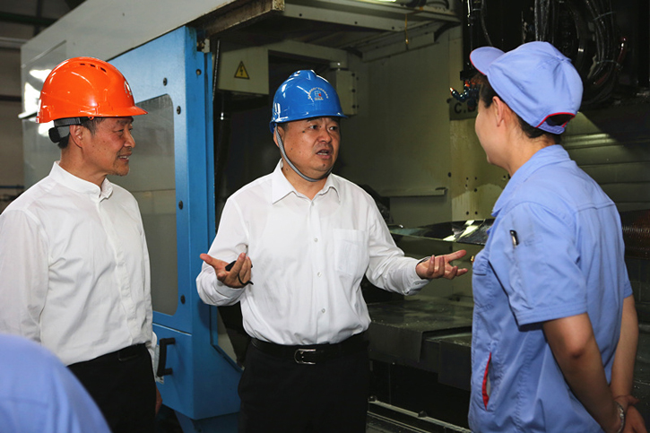 郝鹏与bat365集团一线出产人员深刻互换